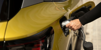 Nuevo o de ocasión, electrificarse sigue siendo caro: al español le cuesta más de 34.000 euros