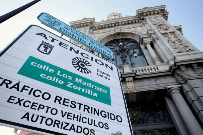 europapress-4174420-senal-trafico-informa-entrada-vigor-zona-bajas-emisiones-zbe-enero-2022