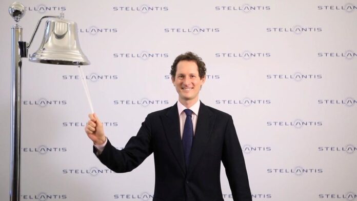 John-Elkann-presidente-del-nuevo-consorcio-toca-simbolicamente-la-campana-en-Milan