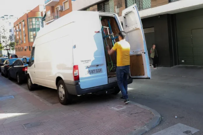 8378_europapress_2358231_hombre_traslada_mobiliario_furgoneta_madrid